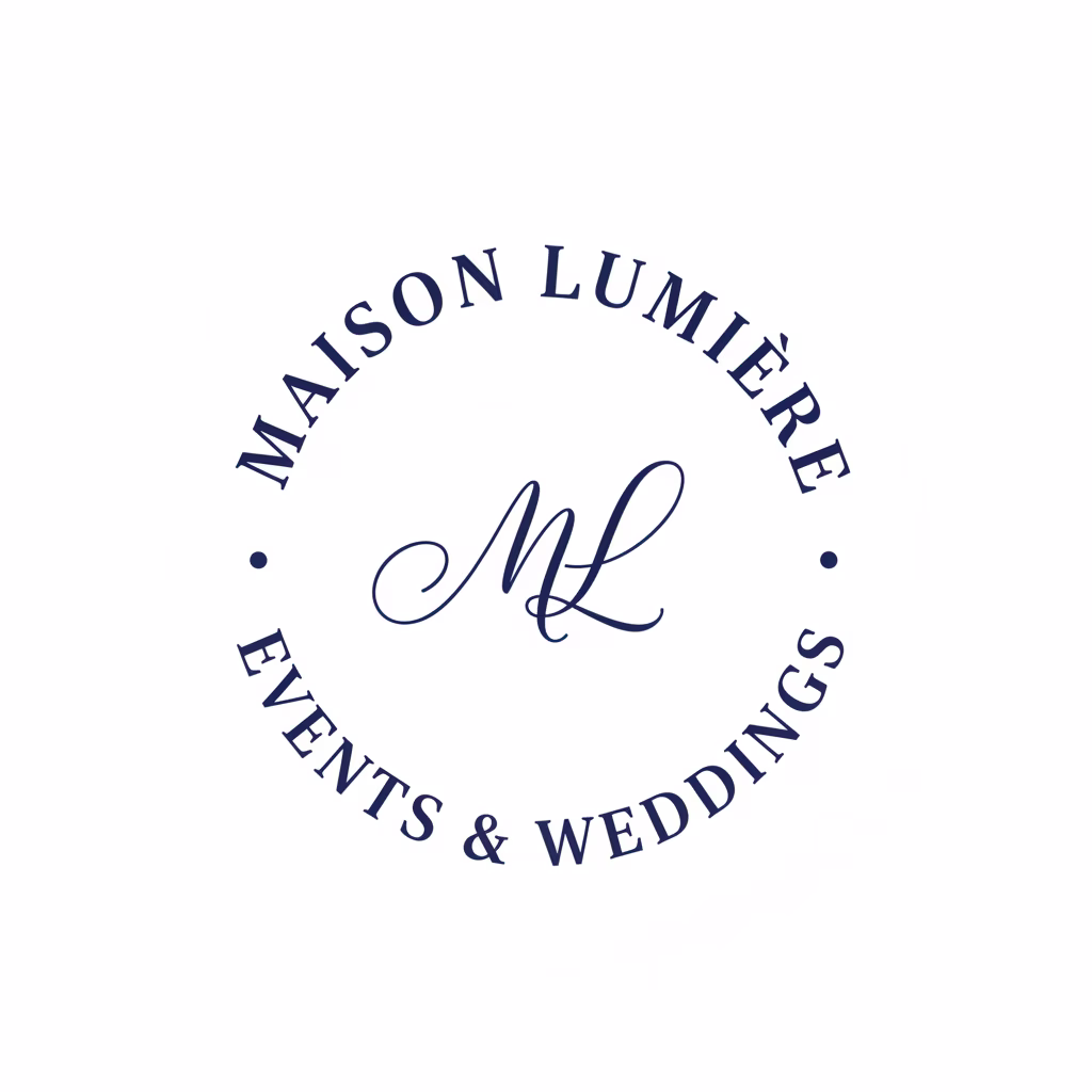 エレガントなスタンプマーク用のオープン・サークルレイアウトデザインを作成します。枠線付きスタンプではありません。\nテキストレイアウト：「[MAISON LUMIÈRE]」を上部に沿って緩やかにカーブさせ、「[EVENTS & WEDDINGS]」を下部にカーブさせます。\n中央：[カリグラフィスタイルの繊細なモノグラム「ML」または小さな花のエンブレム]。\n[優雅な間隔とバランスの取れた曲線を持つ洗練されたセリフ体大文字を使用してください]。\n構成は開放的で風通しの良いものにし、境界線、輪郭、囲い輪はなしにします。対称性のために、上下のテキストの間に小さな装飾的な区切り点を追加します。\n色：[ネイビーブルーのインク]。\n背景：[完全な白]。